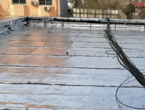 太子河卫生间漏水维修公司分享下太子河屋面楼顶防水刚性防水层施工要点。